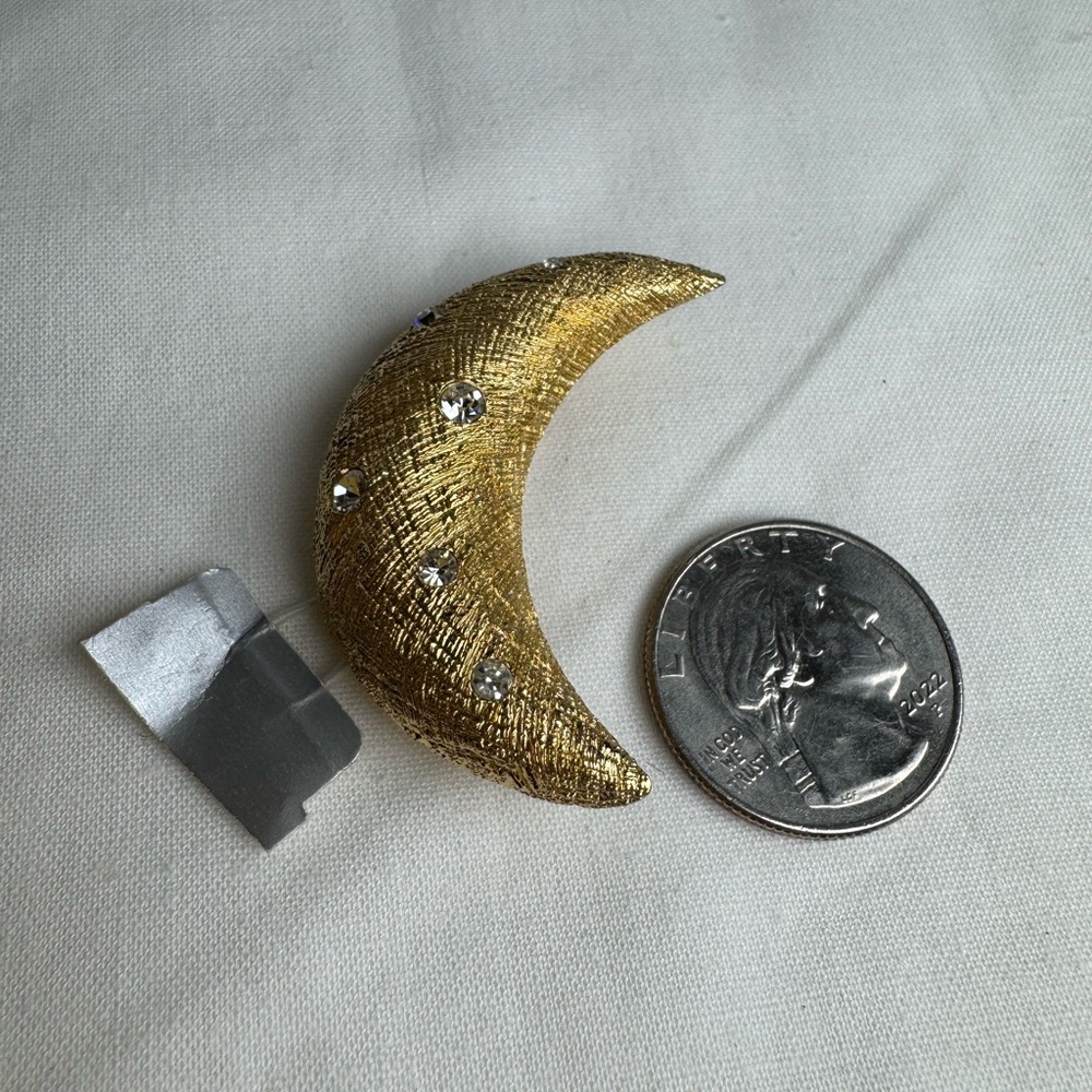 Vintage Christian Dior - Never Worn - Crescent Moon Pin Gold Tone Brooch Rhine - Picture 5 of 5